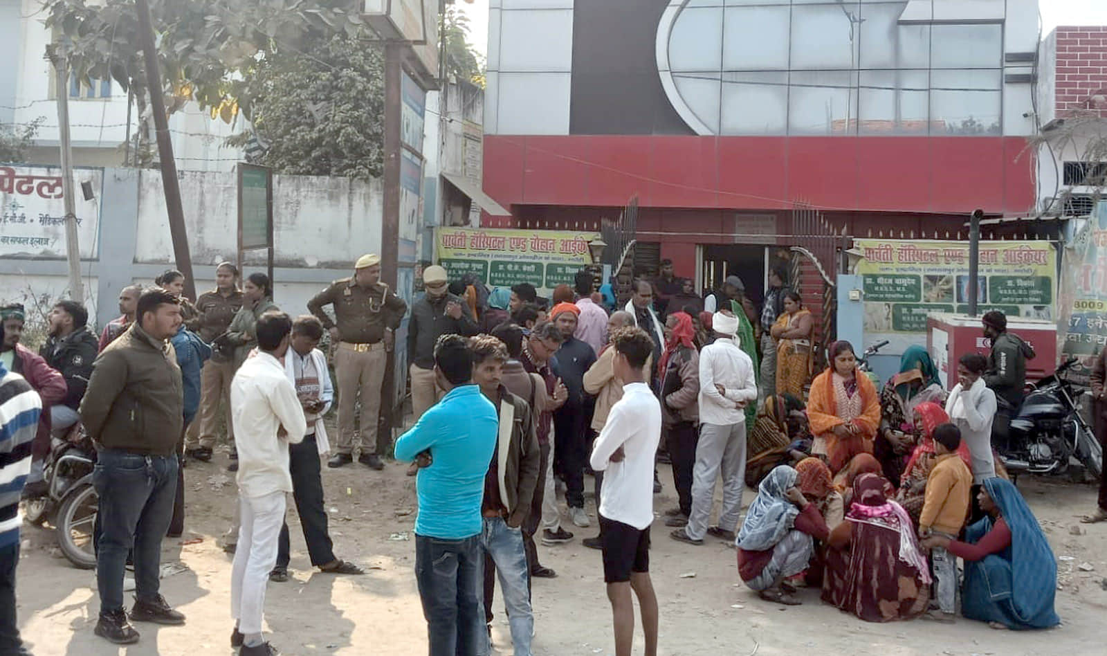 प्रसूता की मौत के बाद हास्पिटल के बाहर जमा भीड़। स्रोत-संवाद