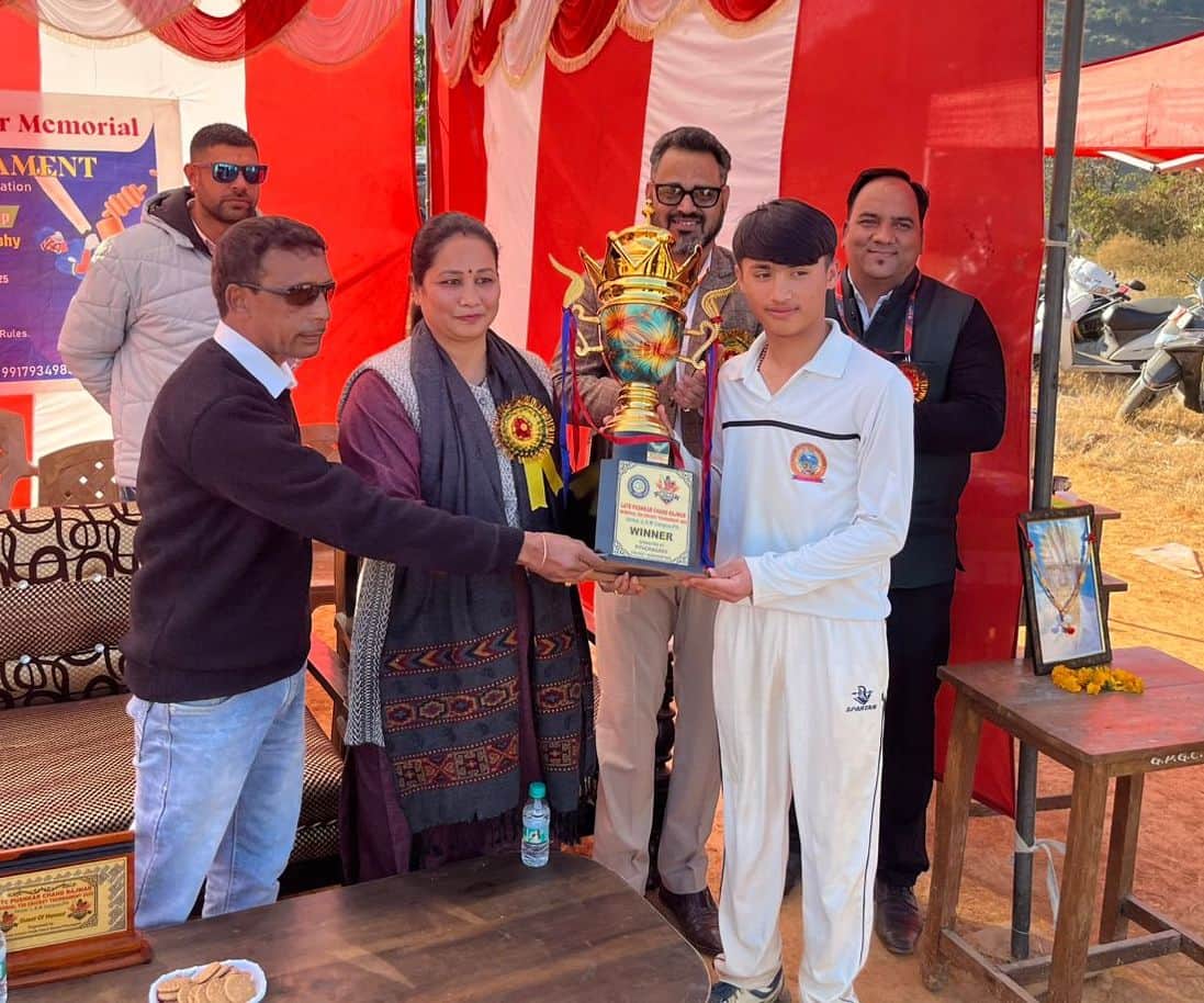  पिथौरागढ़ में विजेता टीम के कप्तान को ट्राॅफी भेंट करते अतिथि। स्रोत: आयोजक