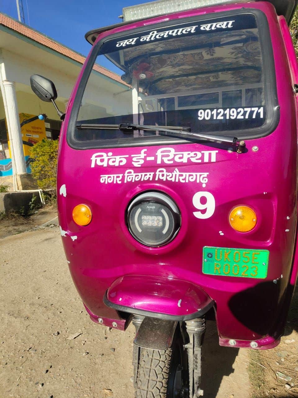 पिथौरागढ़ नगर में संचालित ई-रिक्शा में चस्पा नंबर प्लेट। संवाद