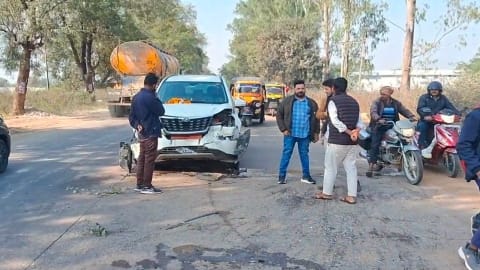 हादसे के बाद क्षतिग्रस्त कार