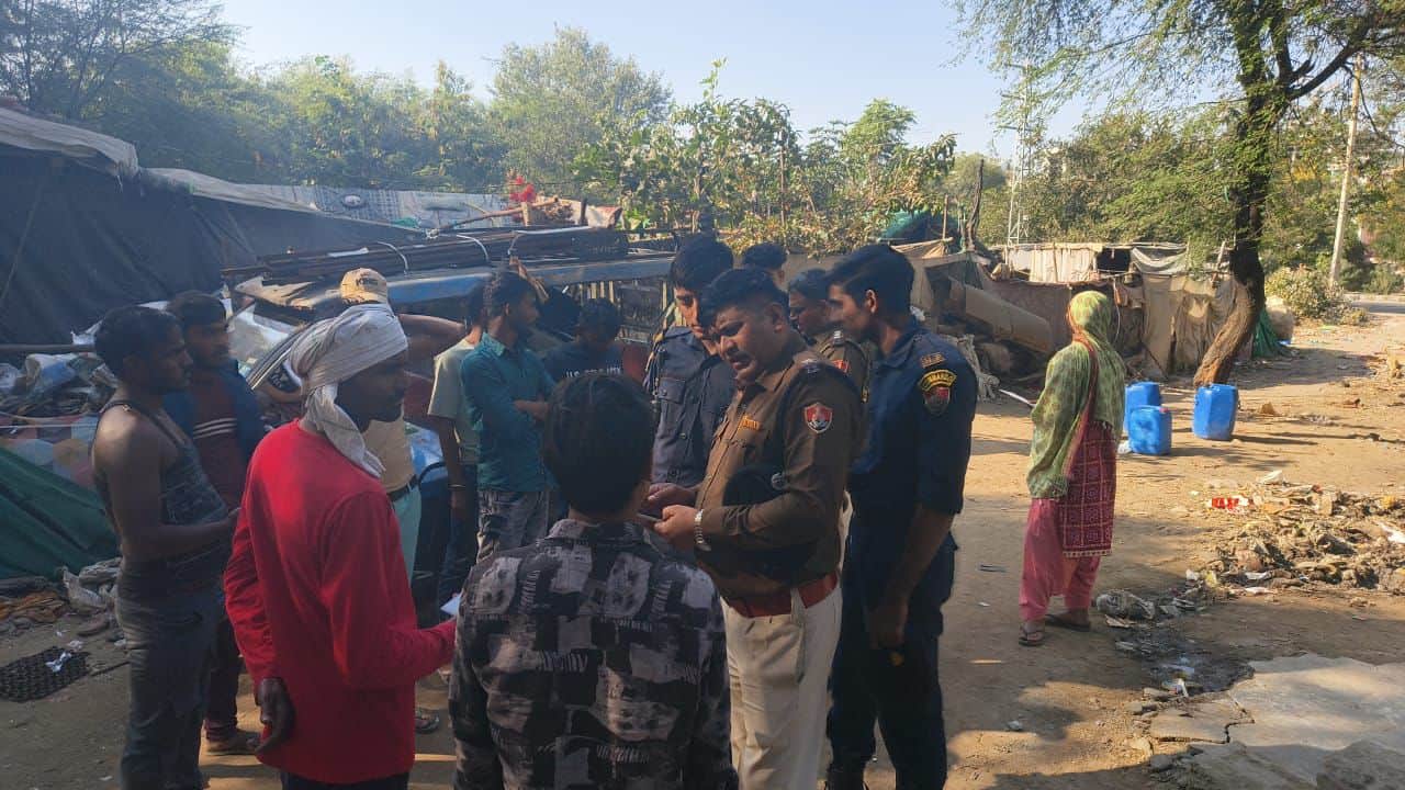 रोहिंग्या व बांग्लादेशी नागरिकों का पता लगाने के लिए जांच करती पुलिस टीम। स्रोत : पुलिस