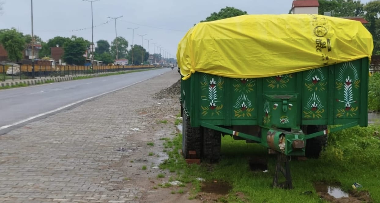 Be careful in the fog, Yamdoots are standing on the roadside