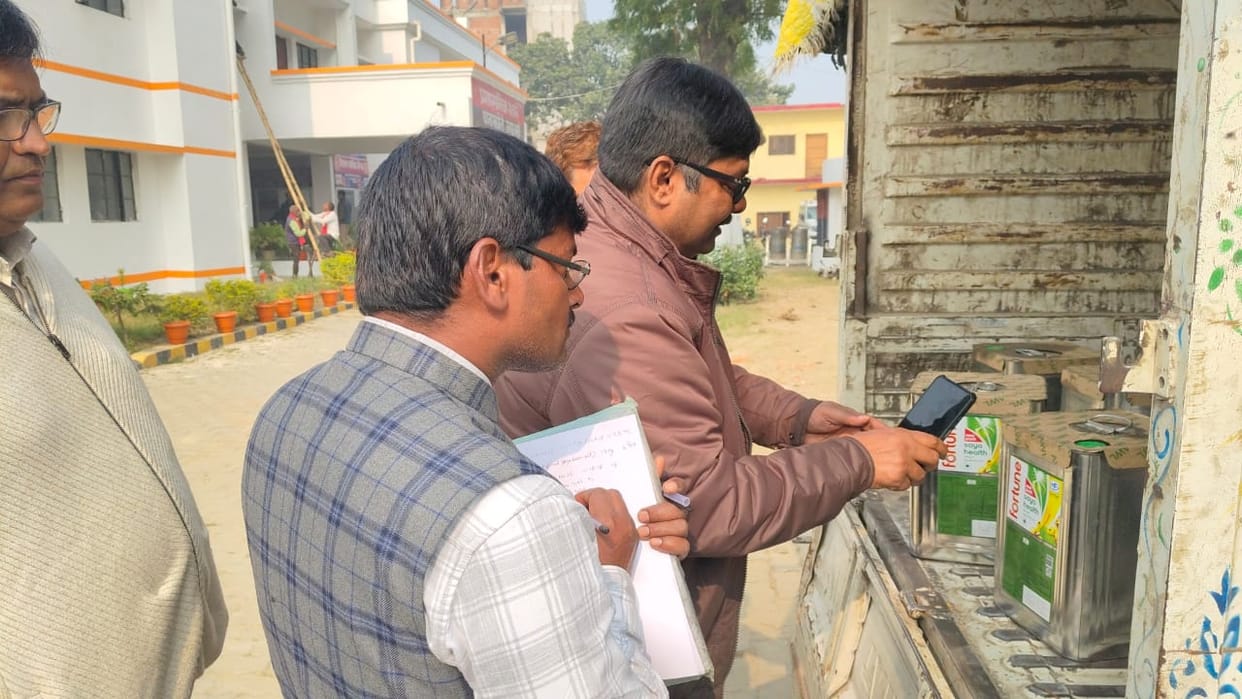 Fake refined oil seized in Rudhauli, five named