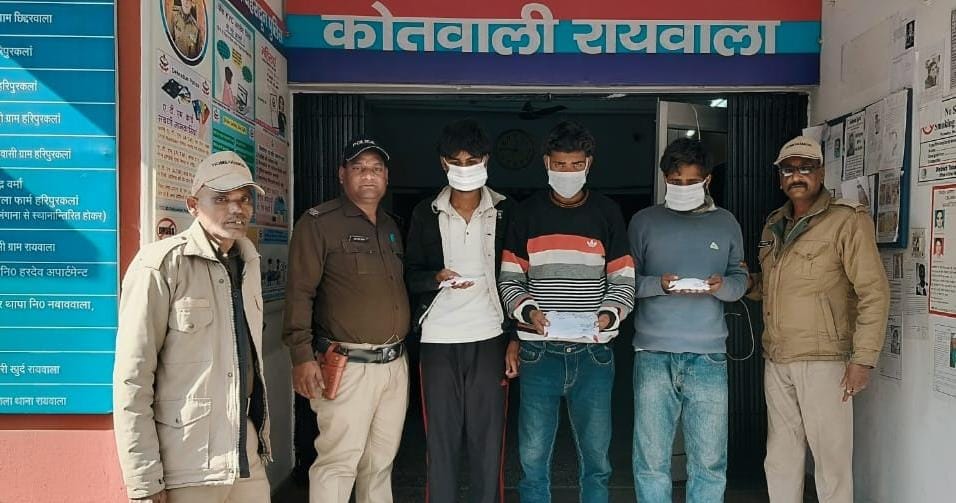 Raiwala police arrested three people with smack and hashish.