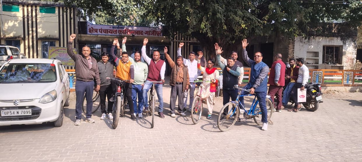 Secretaries protested by cycling