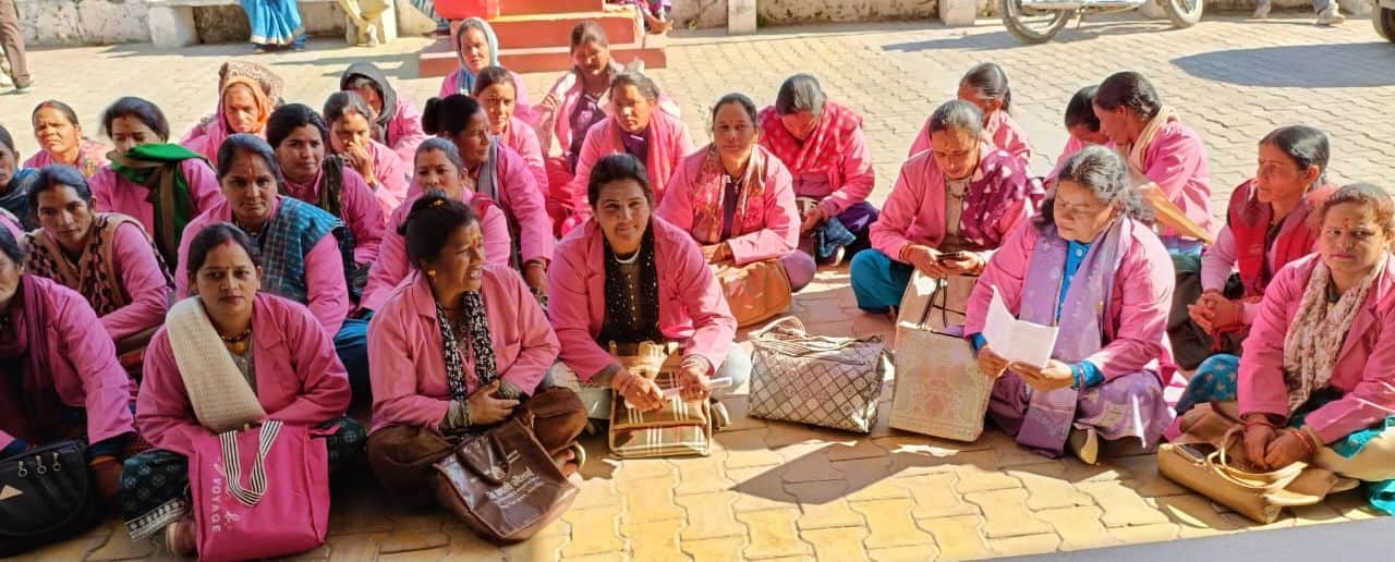 सीएचसी गंगोलीहाट में प्रदर्शन करते हुए धरना देतीं आशा कार्यकर्ता। संवाद