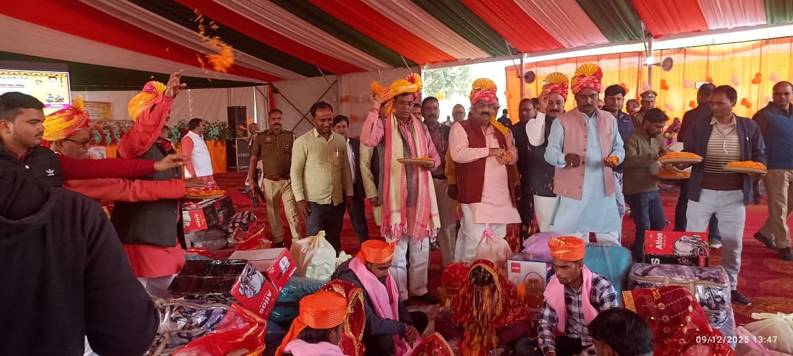 37 couples got married amidst the tune of Shehnai.