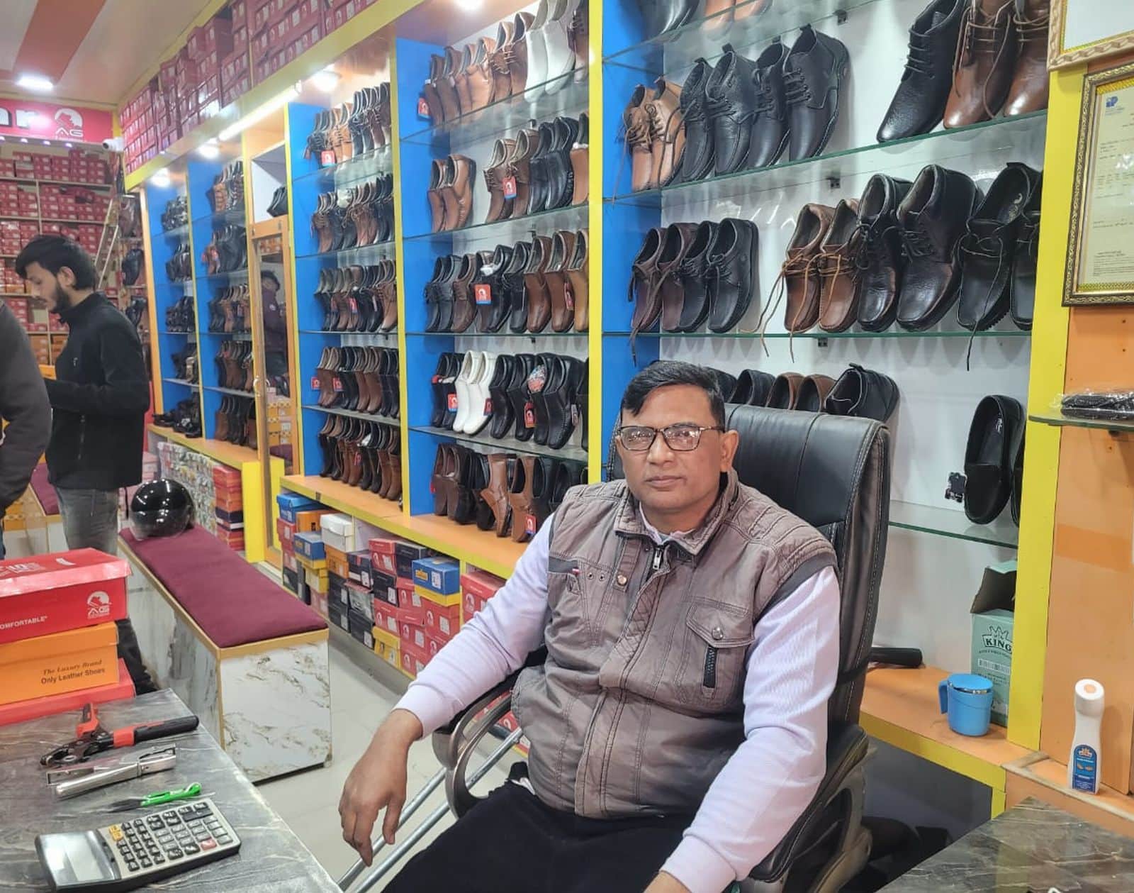 सैदपुर में जूते की दुकान। संवाद