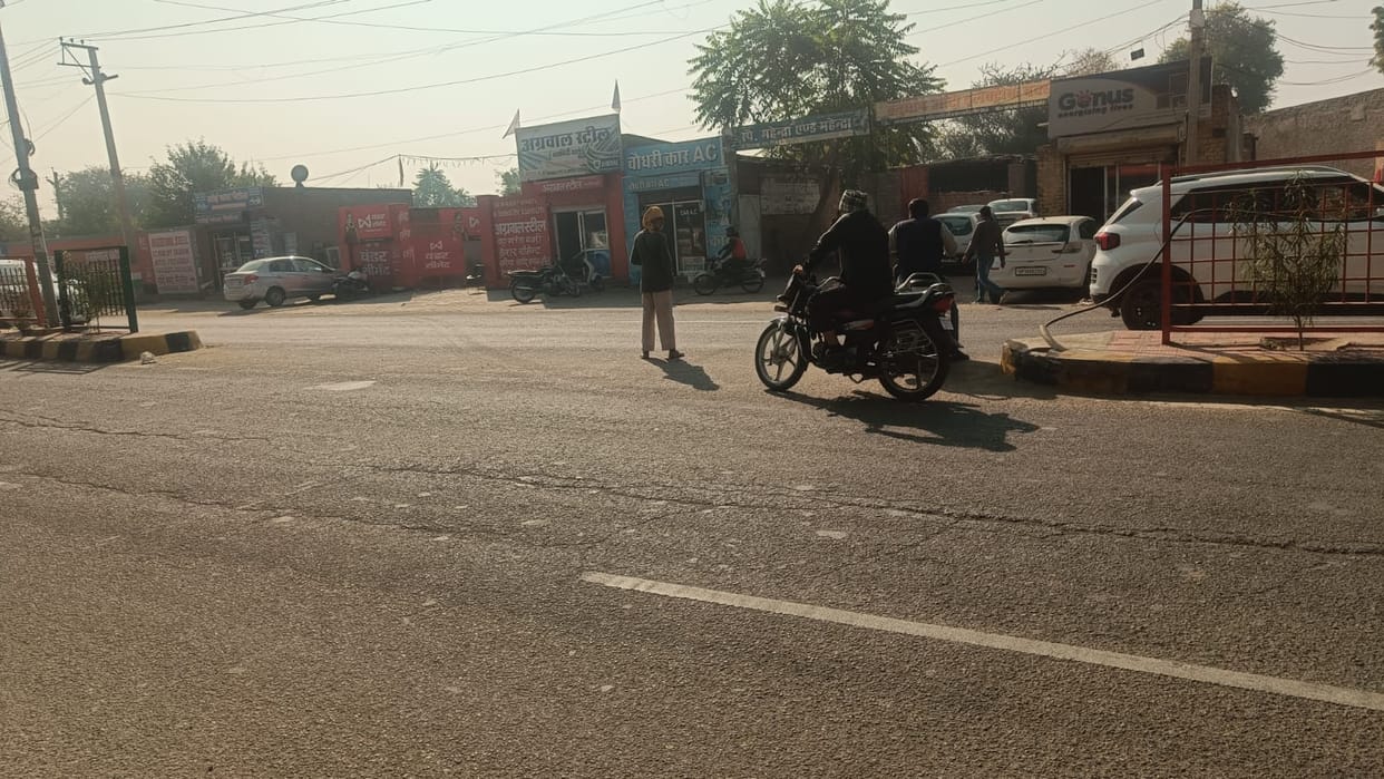 Illegal cuts, closed on paper, open on the roads