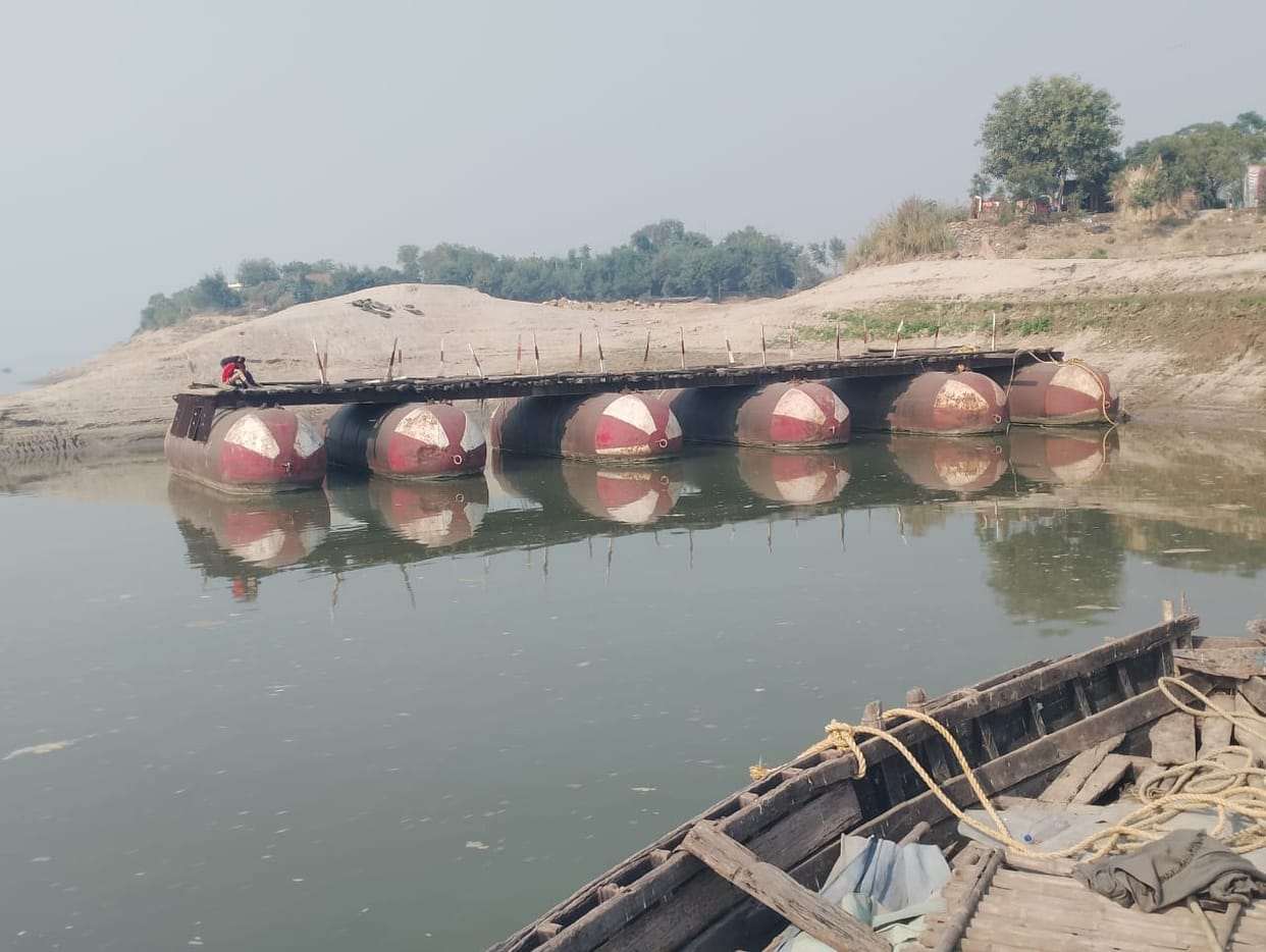 By cutting the rope, six barrels of the pontoon bridge were washed away.