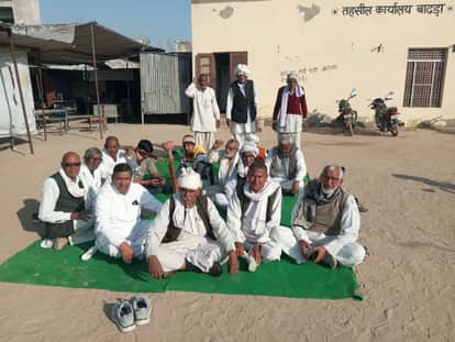 Dharna: Warning given to lock SDM office if Tehsildar is not posted by 10