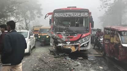 Muzaffarpur Bihar news : road accident between truck and bus due to overtake truck driver flee away