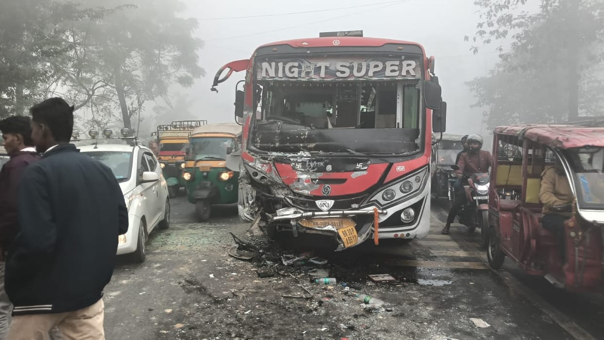 Muzaffarpur Bihar news : road accident between truck and bus due to overtake truck driver flee away