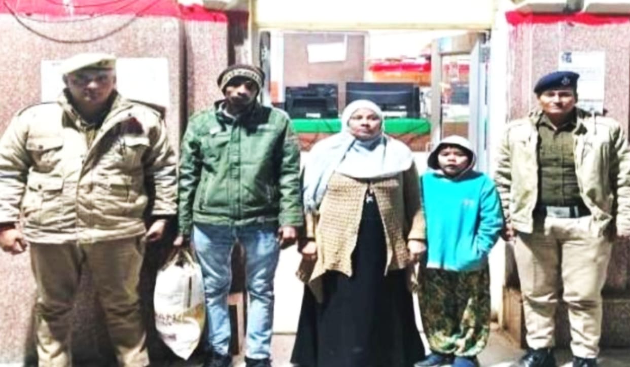 Girl separated from mother in Aligarh reached Tundla by train