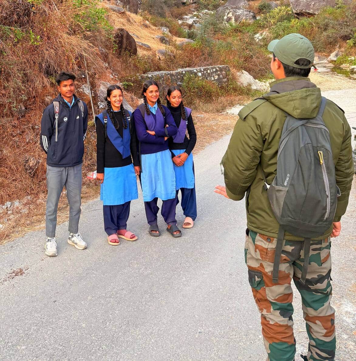 थल तहसील के गांवों में स्कूली बच्चों को जागरूक करते वन कर्मी। स्रोत: स्वयं