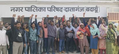 After a clash with the EO, sanitation workers created a ruckus in Dataganj.