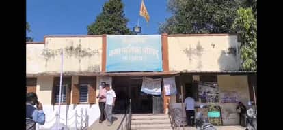 The breaking of the lock of the store room in Dhar Municipal Corporation is suspicious.