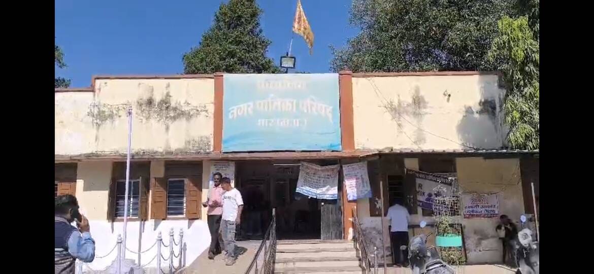 The breaking of the lock of the store room in Dhar Municipal Corporation is suspicious.