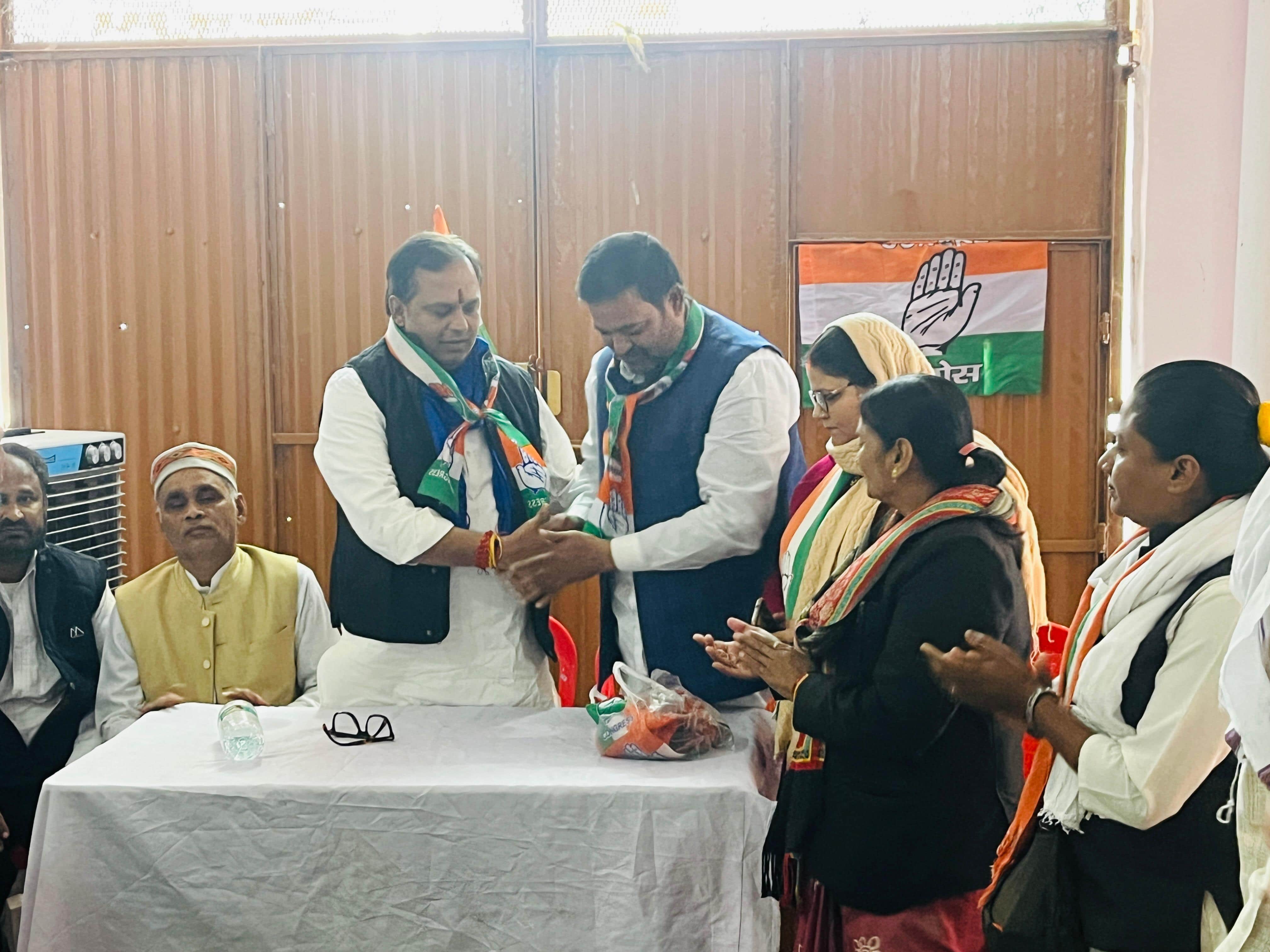 28 सीकेटीपी-12- परिचय- कांग्रेस की बैठक में राष्ट्रीय सचिव नीलांशू चतुर्वेदी का स्वागत करते जिल