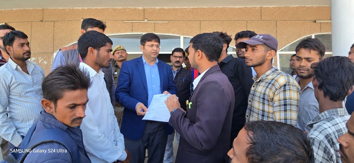 Demonstration demanding to stop the black marketing of fertilizers