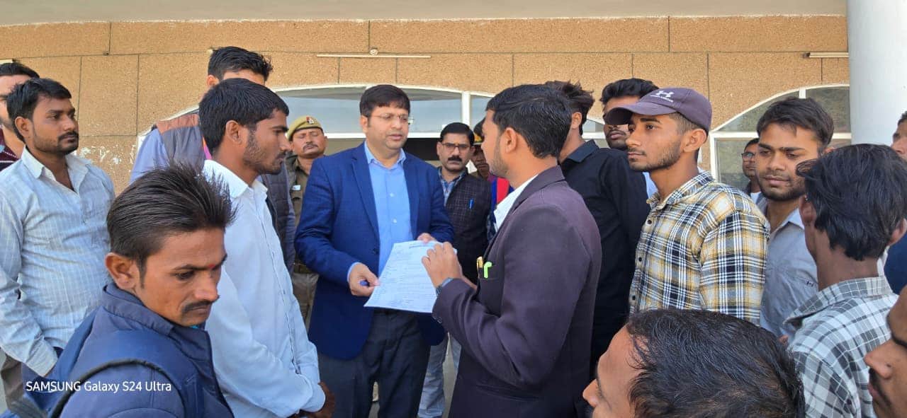 28 सीकेटीपी-4- परिचय- खाद बीज की समस्या को लेकर प्रदर्शन के बाद ज्ञापन सौंपते किसान। -संवाद