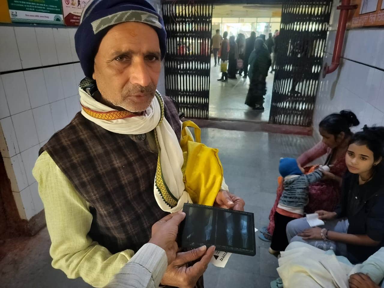 28 सीकेटीपी-6- परिचय- जिला अस्पताल में एक्सरे प्लेट दिखाते मरीज। संवाद