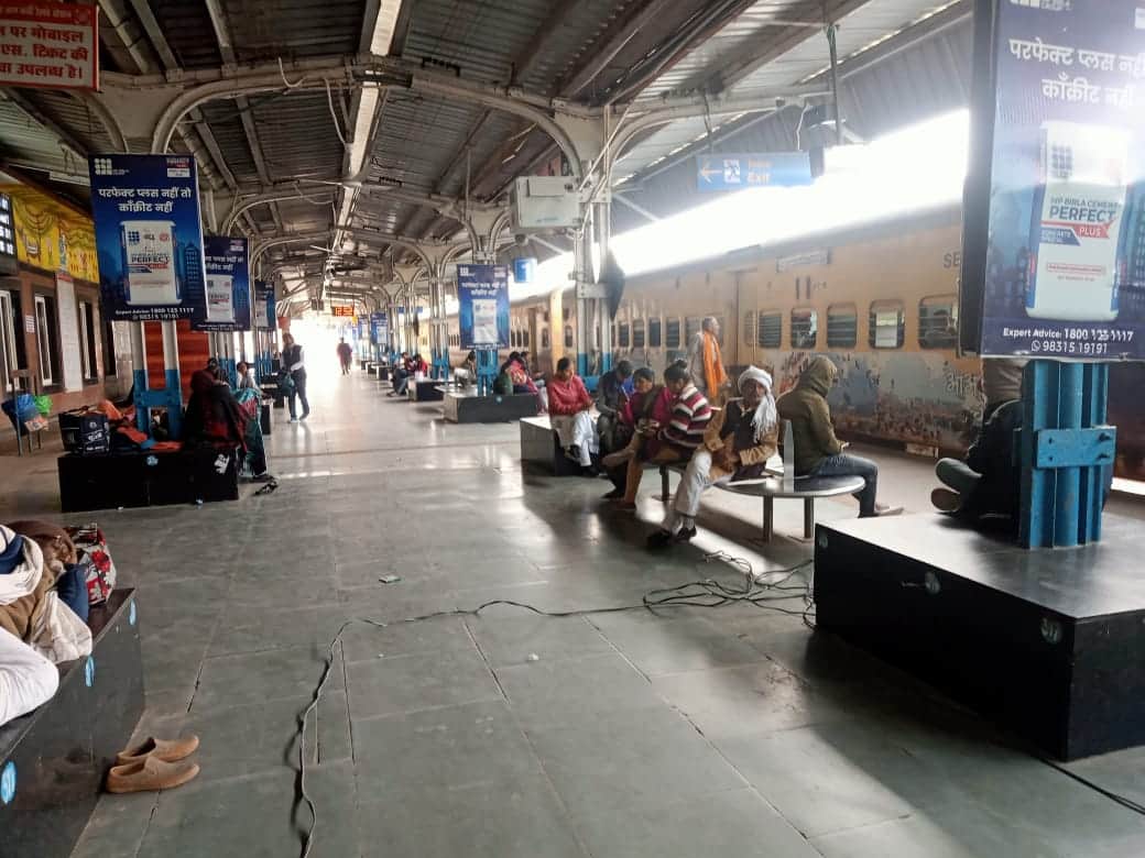 28 सीकेटीपी-7- परिचय- रेलवे स्टेशन के प्लेटफार्म पर बैठे यात्री। संवाद