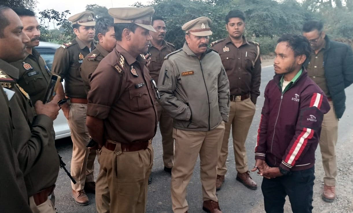 The miscreants snatched the bag containing Rs 60,000 from the group operator.
