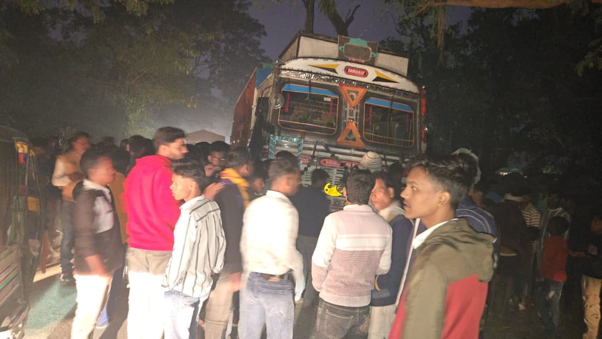 A truck loaded with cattle was caught at the Bihar border.
