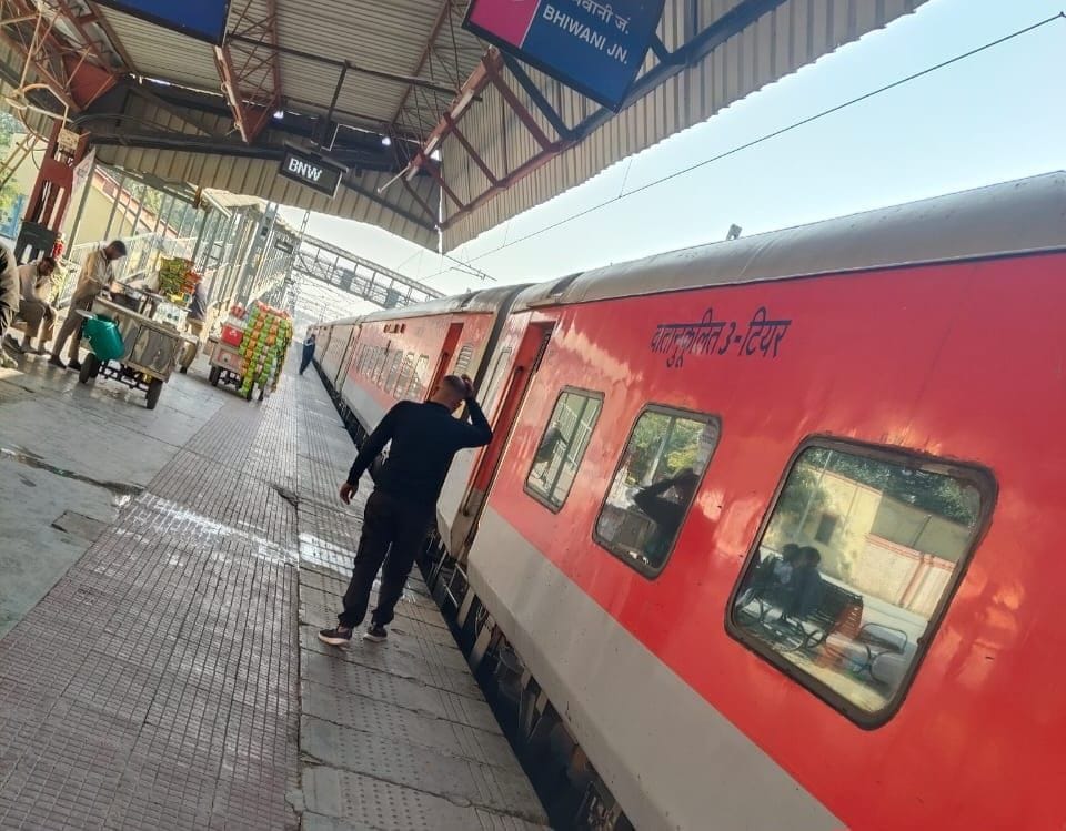 On the first day, the Bhiwani-Mumbai Special train arrived 45 minutes late