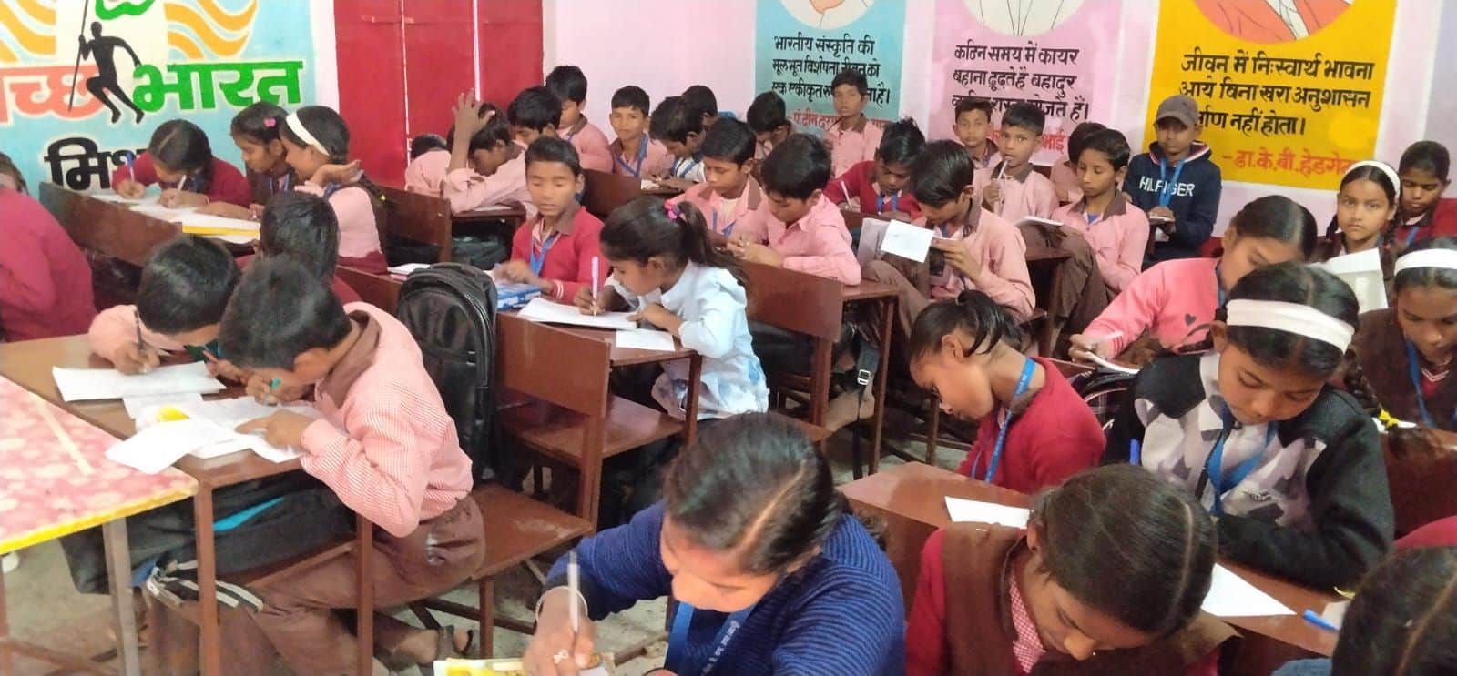 ब्लॉक जगत के  उच्च प्राथमिक स्कूल में परीक्षा देते छात्र-छात्राएं। संवाद