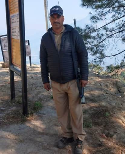 The tranquilizer team set up camp to capture the leopard.