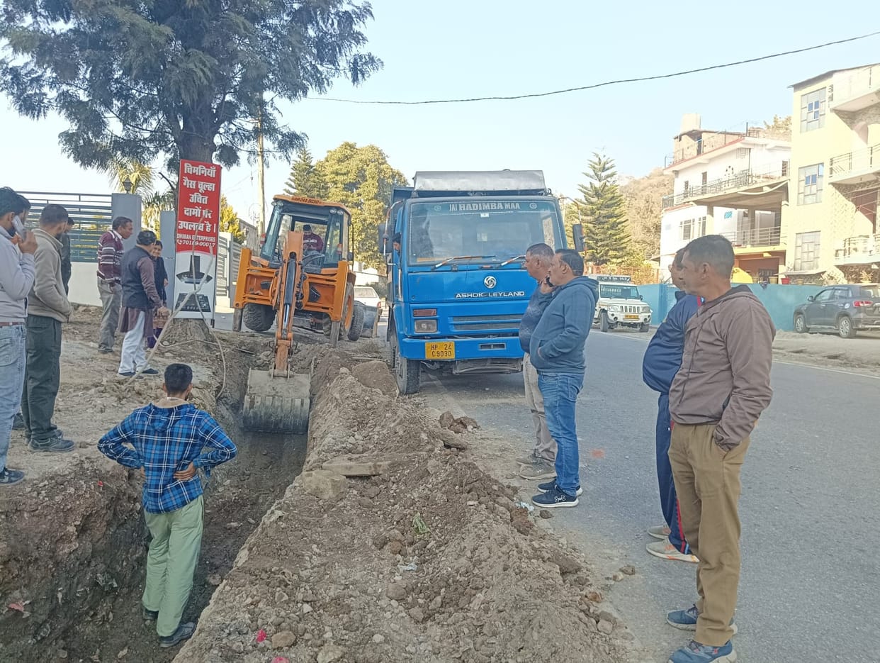 PWD started the work of making footpath and drain in Laghat.