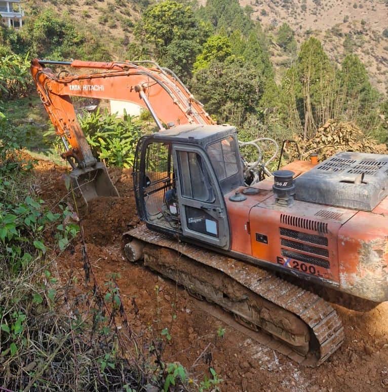 डीडीहाट के चिटगाल गांव में सड़क कटिंग रोकने से खड़ी मशीन। स्रोत: ग्रामीण