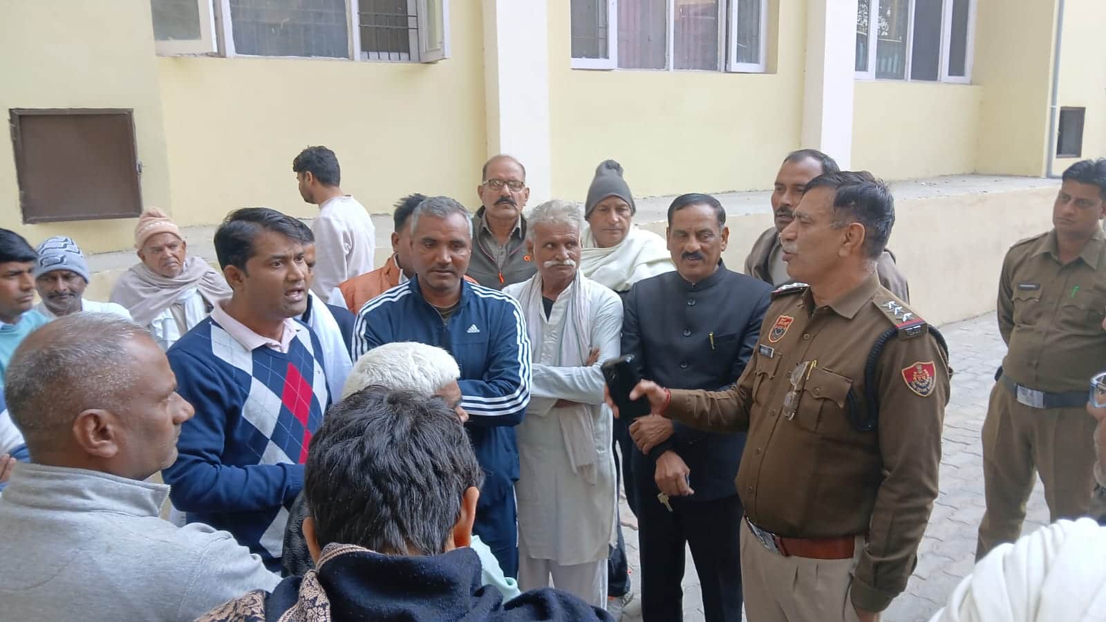 फोटो: 07रेवाड़ी। नागरिक अस्पताल में मृतक के परिजनों से बातचीत करते पुलिसकर्मी। संवाद