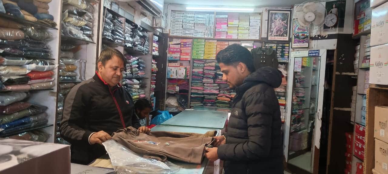 फोटो : 09रेवाड़ी। बाजार में एक दुकान पर जैकेट खरीदता युवक। संवाद