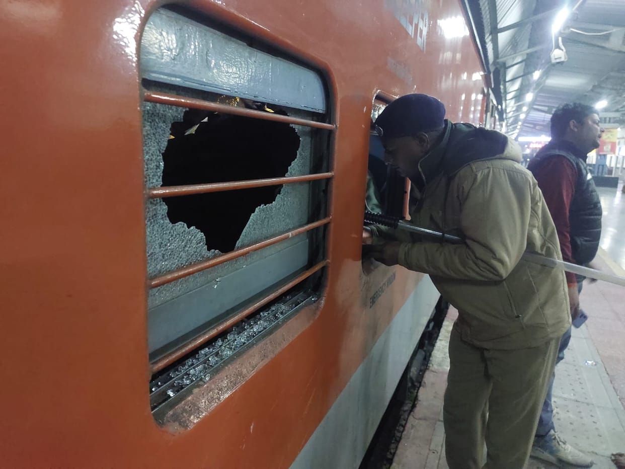 FIR against three for assault and stone pelting on Kanpur-Bandra special train