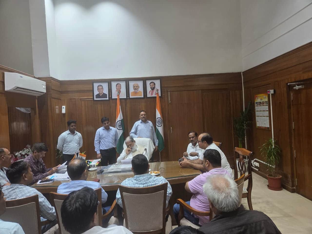 फोटो : 11रेवाड़ी। कोसली बस स्टैंड निर्माण को लेकर परिवहन मंत्री अनिल विज के साथ मुलाकात करत