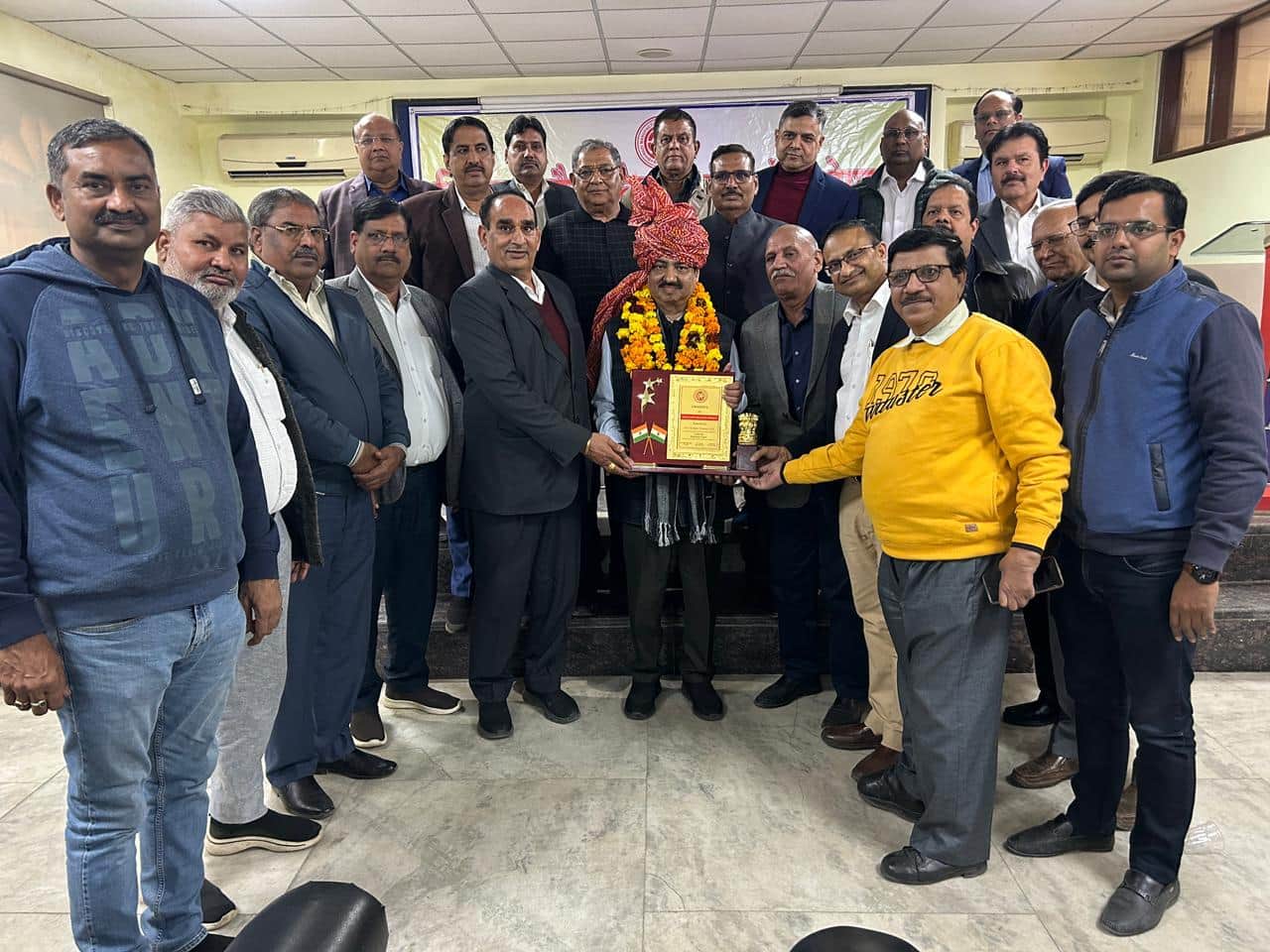 फोटो : 12रेवाड़ी। जिला कलेक्टर किशोर कुमार के विदाई समारोह में उन्हे चित्र भेंट करते हुए एस