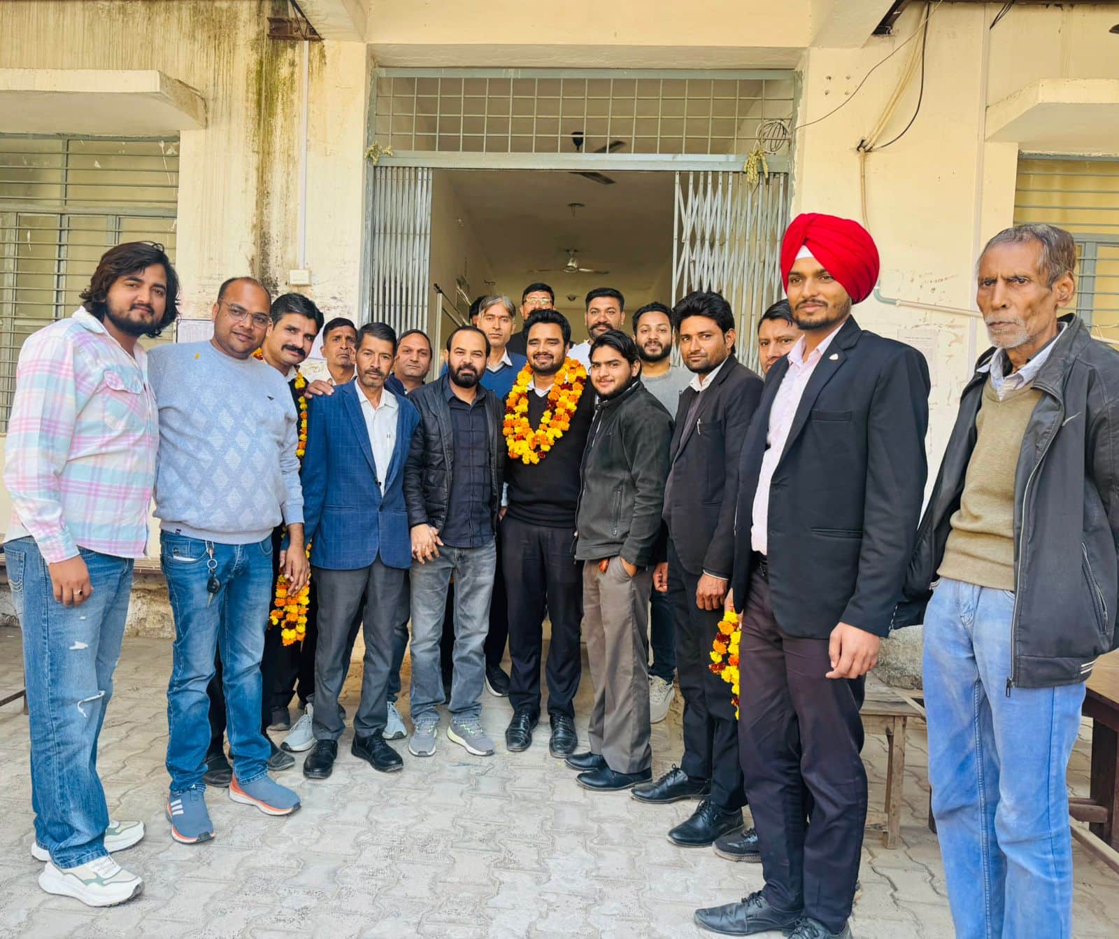 फोटो : 13रेवाड़ी। टपूकड़ा अभिभाषक संघ के अध्यक्ष बनने पर कपिल सिंह चौहान को बधाई देते संघ क