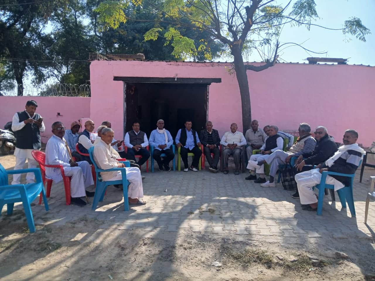 फोटो: 14रेवाड़ी। गांव धरचाणा में कार्यक्रम को लेकर बैठक करते ग्रामीण एवं राजपूत समाज के लोग। 