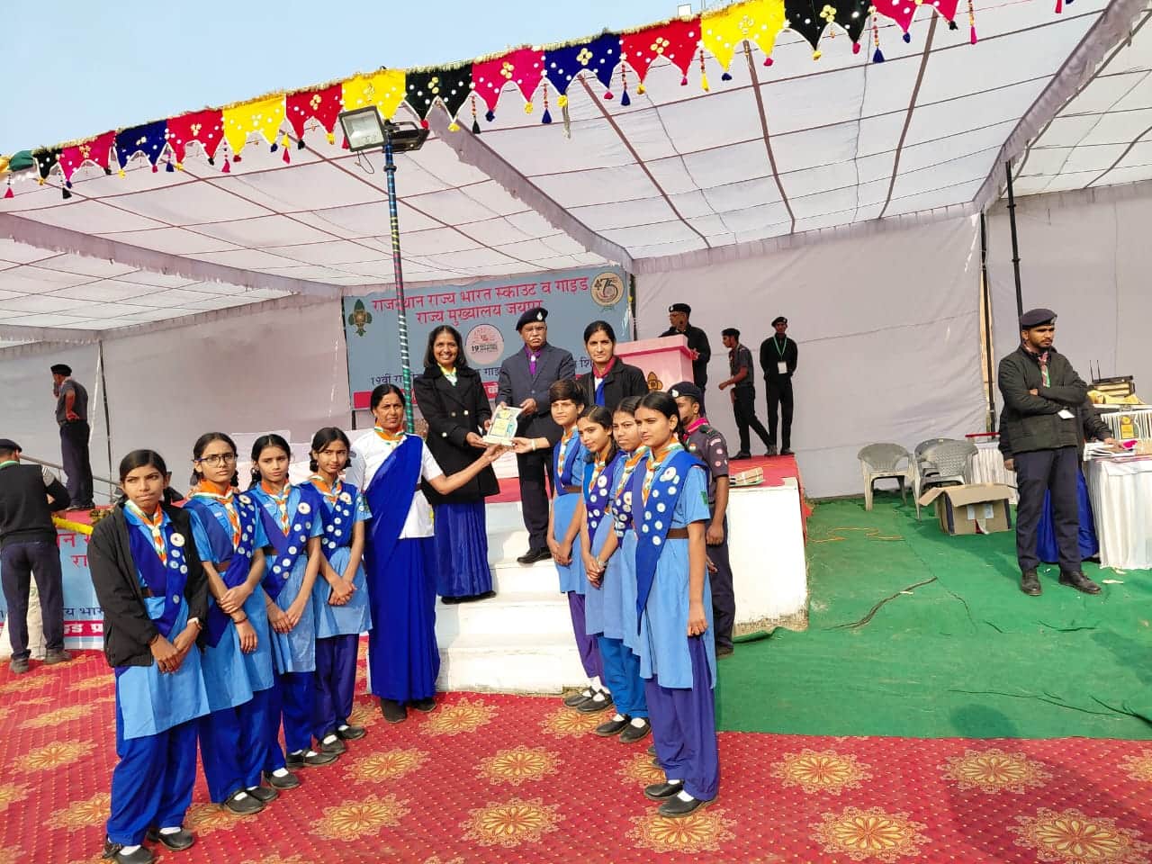 फोटो : 16रेवाड़ी। राज्य स्तरीय रोल प्ले प्रतियोगिता में विजेता छात्राओं को सम्मानित करती सं