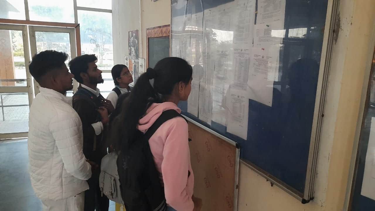 फोटो : 18रेवाड़ी। राजकीय कॉलेज खरखड़ा में परीक्षा से पूर्व अपना रोल नंबर चैक करते परीक्षार्