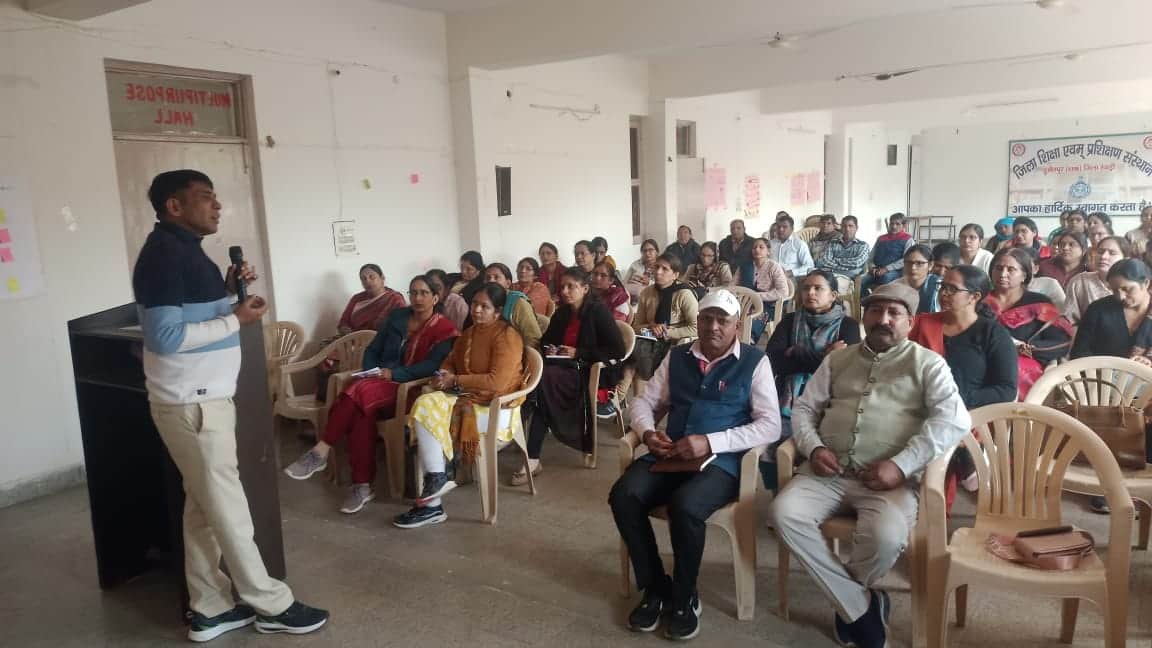 फोटो : 19रेवाड़ी। डाइट हुसैनपुर में शिक्षकों को रुचिकर व नवीन तरीकों से पढ़ाने को लेकर जानक