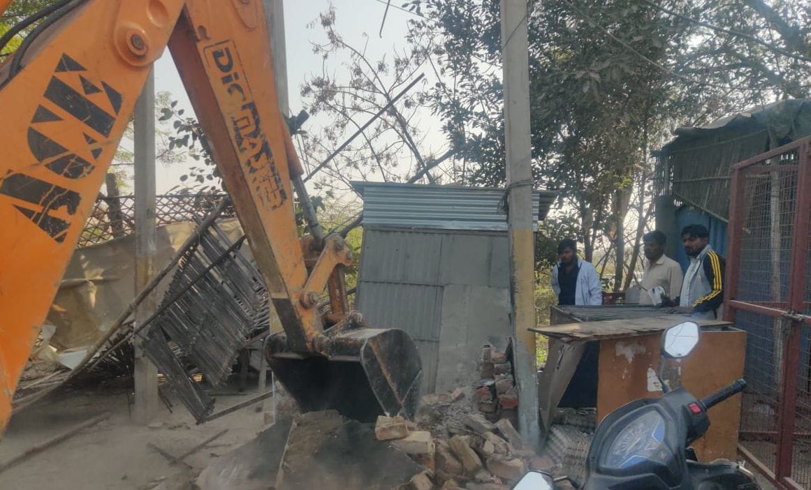 Bulldozers were used on illegally placed huts on Murthal Road.