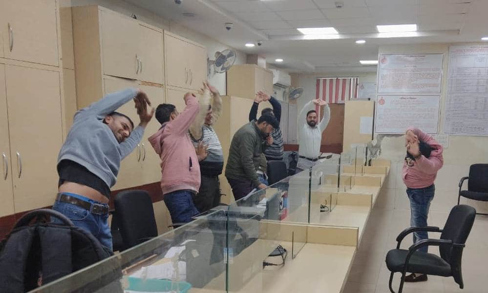 फोटो: 22रेवाड़ी। लघु सचिवालय में वाई ब्रेक के दौरान योग करते कर्मचारीगण। स्रोत: डीपीआरओ