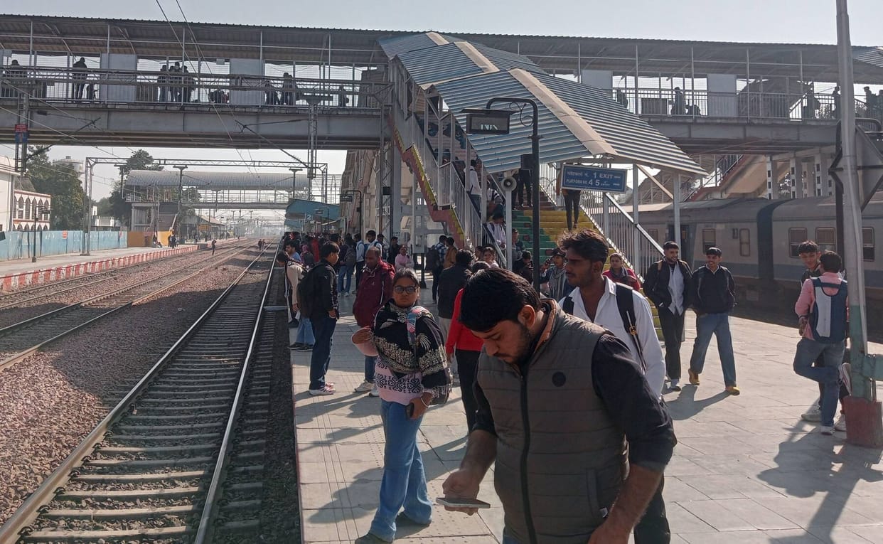 Amrapali was delayed by 3 hours, Jhelum and Netaji Express by two and a half hours.