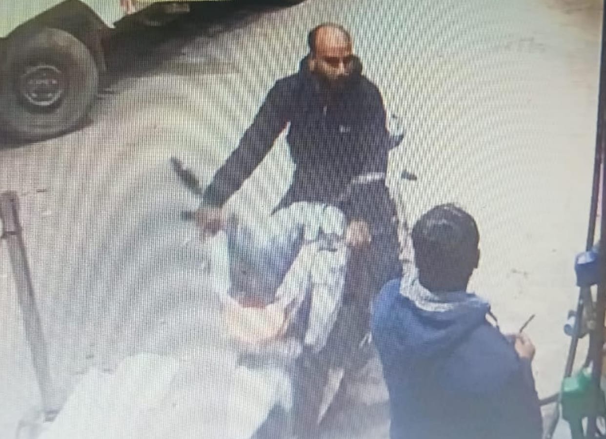 Bike rider flees with Rs 1,750 from petrol pump