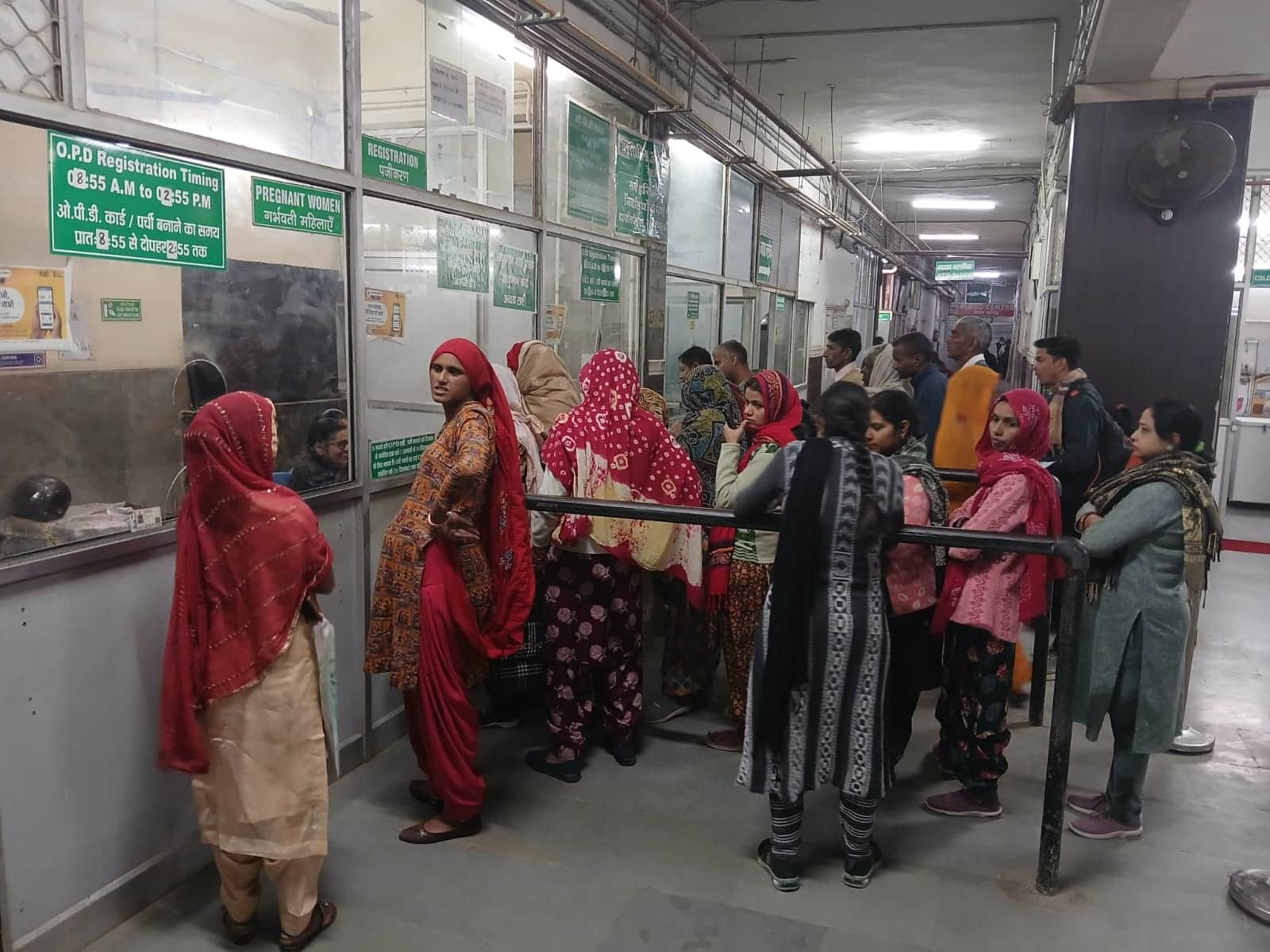 फोटो: 29रेवाड़ी। नागरिक अस्पताल में ओपीडी की पर्ची कटवाते लोग। संवाद