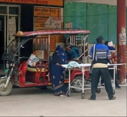 Pregnant woman gives birth in an e-rickshaw, husband rushes to get a stretcher